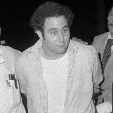 Policie eskortuje spoutaného Davida Berkowitze na velitelství na dolním Manhattanu