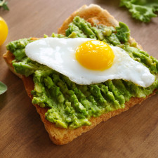 Připravte si jednoduchý avokádový chlebíček s křepelčím vejcem