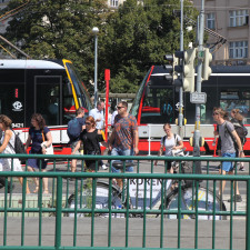 Na velmi malém prostoru se zde střetává velký počet lidí, aut a tramvají