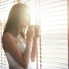 Rolety nám kromě svojí primární funkce, kterou je stínění, přinášejí zejména finanční úspory. Rolety umožňují plynulou regulaci světla až do úplného zatmění