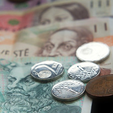 Lidé se dostávají do finanční tísně, banky jim vycházejí vstříc