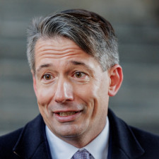 Karel Diviš podporuje české členství v Evropské unii. Ačkoliv kritizuje někdy nespravedlivé přerozdělování dotací, její opuštění by podle něj bylo katastrofou