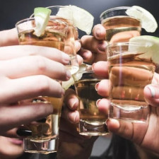 Alkohol je dobrý sluha, ale špatný pán. Když ho někdo vypije příliš mnoho, následky bývají nepěkné. Příkladem je případ podnapilých agresorů, kteří znásilnili ženu u Hlavního nádraží