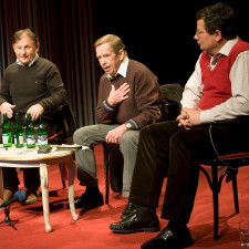 Název dokumentu vymyslel Jiří Křižan (zcela vlevo), na jeho znění se podíleli Václav Havel (druhý zprava) i Alexander Vondra (zcela vpravo) a další, podepsal také Michael Žantovský (druhý zleva) a 40 000 obyvatel země