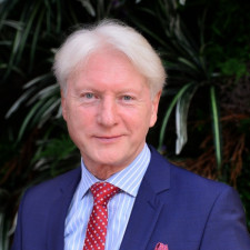 Ladislav Špaček je odborník na etiketu i bývalý mluvčí prezidenta České republiky. Důstojný tiskový mluvčí...