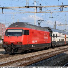 Lokomotiva SBB 460 064 se soupravou patrových vozů ve stanici Mythen