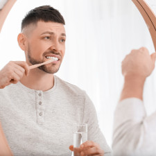 Jedním z rizikových faktorů vzniku erytroplakie je mimo jiné nedostatečná dentální hygiena