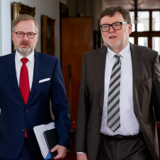 Stále více lidí se obává toho, s čím premiér a jeho ministr financí zase přijdou