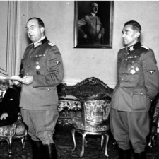 K. H. Frank (vpravo), říšský protektor Kurt Daluege, státní president Emil Hácha (sedící) na Pražském hradě