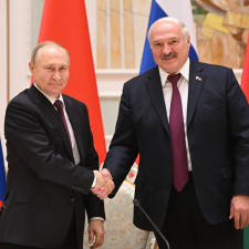 „Poslouchej, Sašo, je to zbytečné. Ani nezvedá telefon, nechce s nikým mluvit,“ řekl Lukašenko k telefonátu s Putinem, když varoval Prigožina