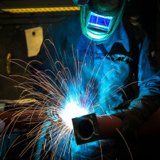 Mathew pracoval před nehodou jako svářeč. Po uzdravení se do továrny vrátil