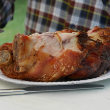 Na silvestra se vepřové koleno často podává jako ovar, ale udělat ho pečené, pěkně s kůrčičkou, to má teprve grády