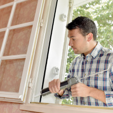 Jedním z nejčastějších důvodů úniku tepla je špatné těsnění u oken