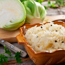 Kysané zelí je jemně nakrouhané hlávkové zelí zkvašené za pomoci bakterií mléčného kvašení