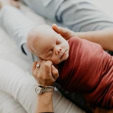 Miminka, která špatně a málo spí, ženou své rodiče k absolutnímu vyčerpání