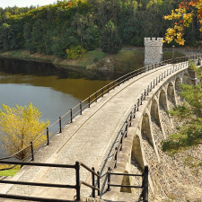 Pařížovská přehrada je ideálním cílem výletu - najdeme tady krásnou přírodu i technickou památku. Navíc je v blízkosti další vodní nádrž - Seč...