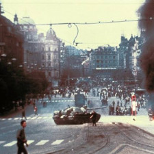 Lid uctil památku odvážného studenta