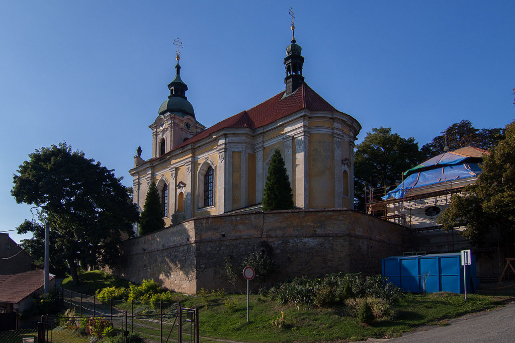 Překrásný kostel svatého Václava je obklopen zelení