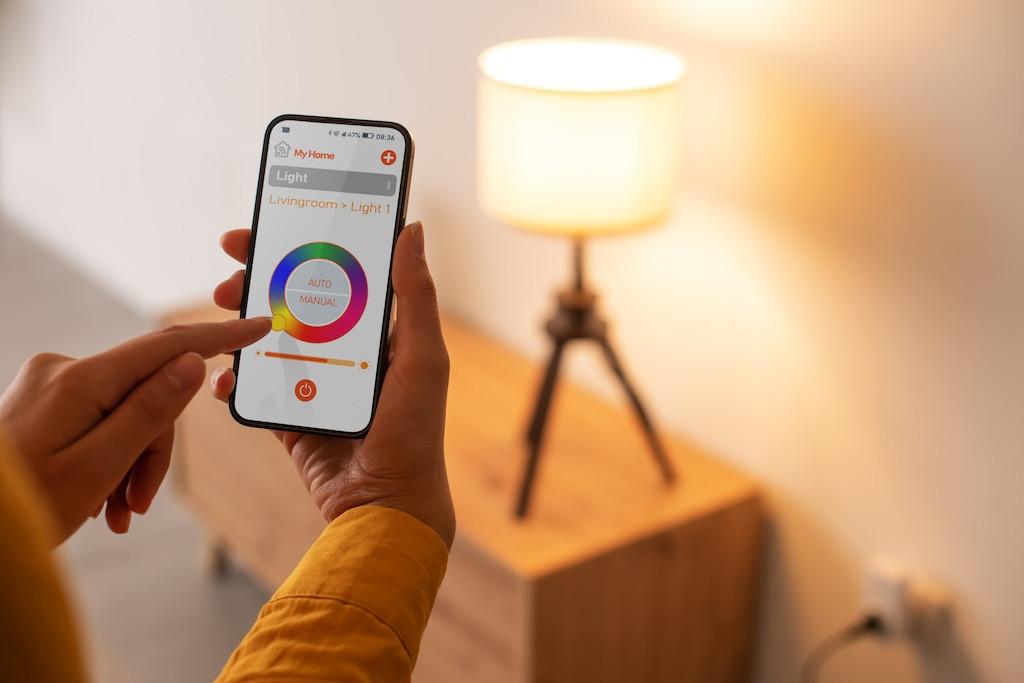 Praktickou výhodou je, že díky automatickému zapínání a vypínání či naplánování svícení můžete ušetřit za energie. Dokonce můžete pro vyšší bezpečnost simulovat svou přítomnost, když zrovna budete na dovolené. Ale hlavní kouzlo spočívá v komfortu, který t