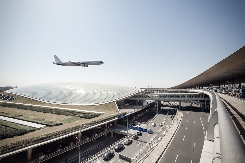 Podle průzkumu společnosti FlightStats bylo Pekingské mezinárodní letiště v červnu 2013 z hlediska zpoždění jedním z nejhorších světových letišť. Včas přilétala a odlétala méně než pětina letadel, zhruba dvě pětiny jich měly zpoždění tři čtvrtě hodiny