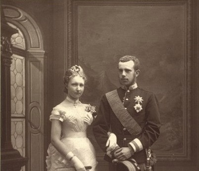 Korunní princ Rudolf se sice oženil s dcerou belgického krále Leopolda II. Stephanií, ale jako muž dal šanci i jiným ženám mimo manželské lože. Většinou ženami pohrdal a byly pro něj pouze nástrojem k uspokojení jeho fyzických potřeb