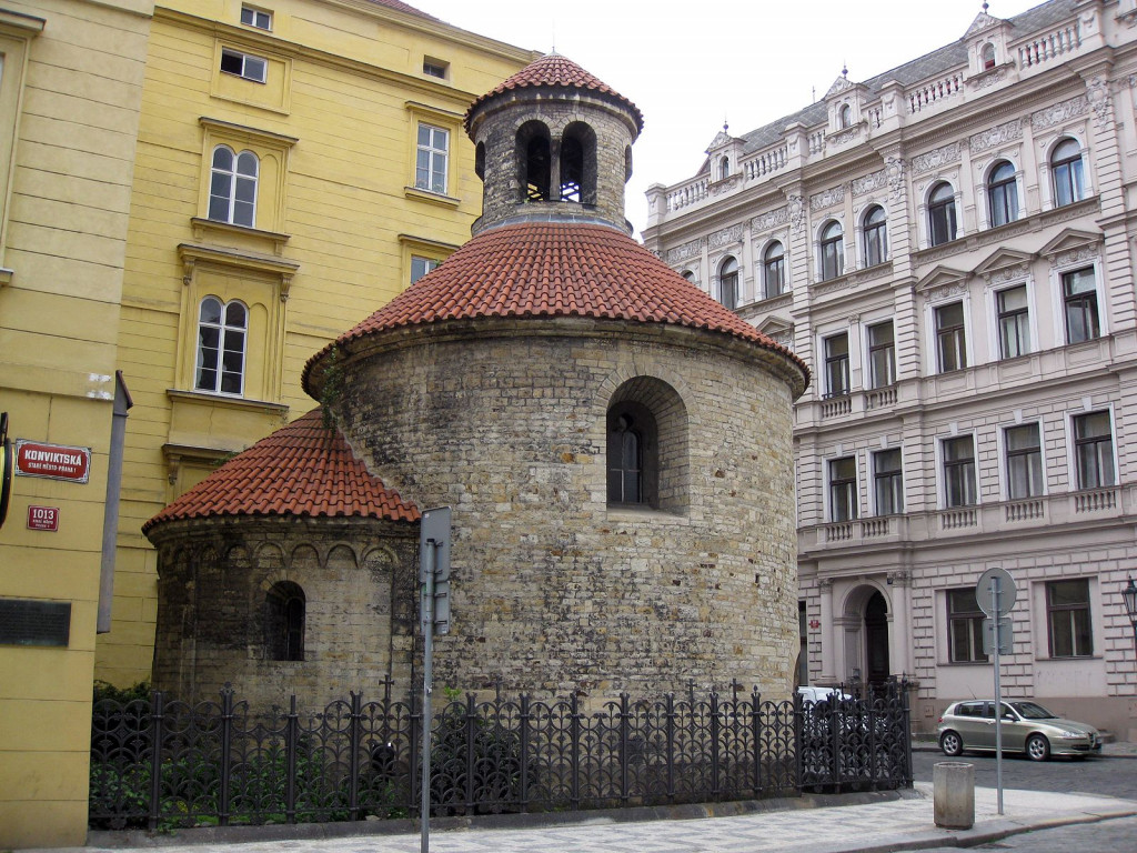 Rotunda svatého Kříže Menšího je ve středu tzv. kříže raně středověkých kostelů, který vznikne, pokud propojíme pomyslnými břevny katedrálu sv. Víta s rotundou sv. Longina a kostel sv. Klimenta s dnes již zaniklým kostelem sv. Filipa a Jakuba na Smíchově