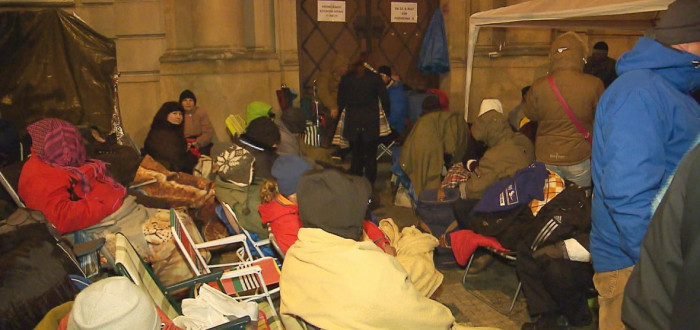 Lidé nocovali na ulici, přesto měli smůlu