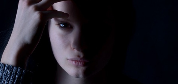 Sociální fobie je úzkostná porucha, která působí tělesné a emocionální problémy