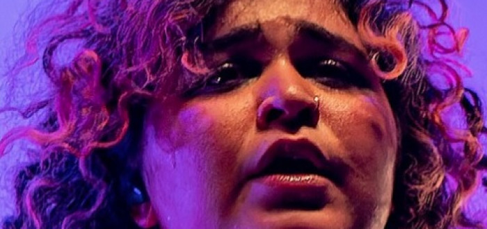 Mladičká Remi Wolf, která má bakalářský titul z hudby, přispěla s trochou do mlýna i do oblasti vánočních písní. Inspiroval ji George Michael se svojí písní Last Christmas