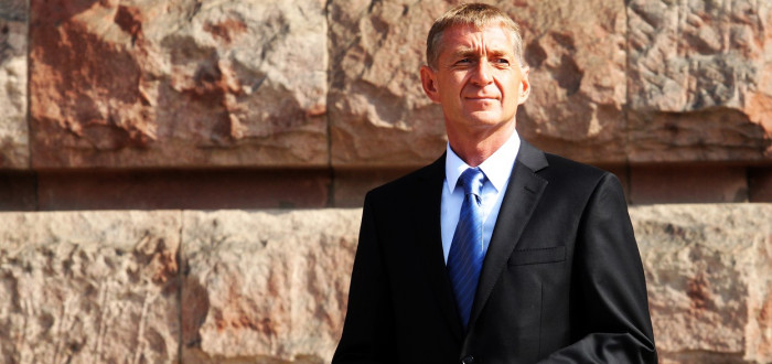 Janoušek disponuje celou sítí vlivných přátel. Jedním z nich, který se taktéž může chlubit širokými vazbami, je ex-politik a lobbista Martin Ulčák