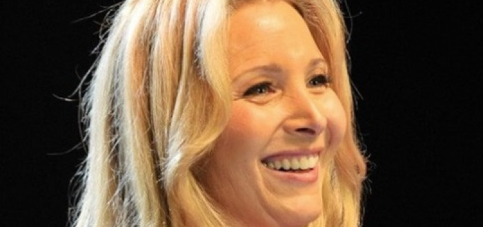 Herečka Lisa Kudrow – představitelka ztřeštěné Phoebe Buffay ze seriálu Přátelé. Nebyla to ale její jediná role