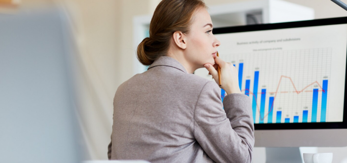 Sestavení investičního portfolia vyžaduje pečlivý výběr aktiv podle míry akceptovaného rizika a očekávané návratnosti. Diverzifikace je v tomto procesu klíčová, protože pomáhá omezit potenciální ztráty a zároveň umožňuje dosáhnout odpovídajícího zisku.