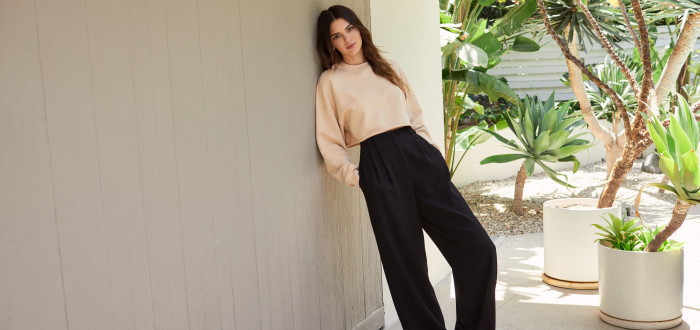 Mezi letošními trendy na jaro a léto nechybí ani volné společenské kalhoty