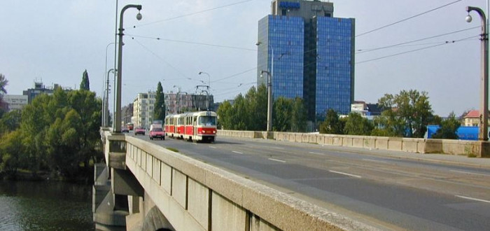 Most od roku 1928 spojuje levobřežní čtvrť Holešovice s pravobřežní Libní