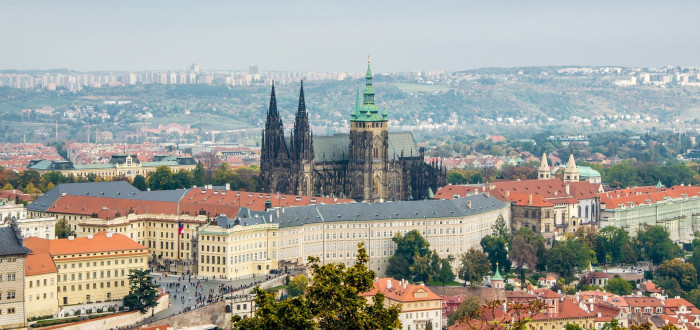 Budovy, které obklopují katedrálu a k tomu nejvyšší jižní věž. To všechno díky Habsburkům